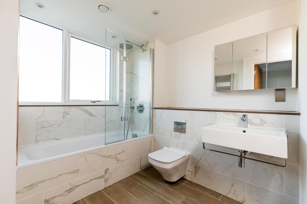 Additional image 8 of 2 bed flat for sale1 Maritime Walk, Ocean Village SO14