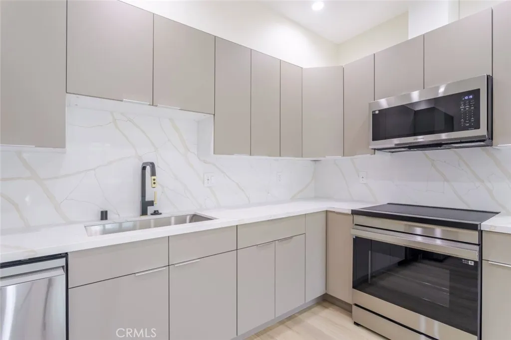 Additional image 7 of 11112 Emelita Street, North Hollywood, CA 91601