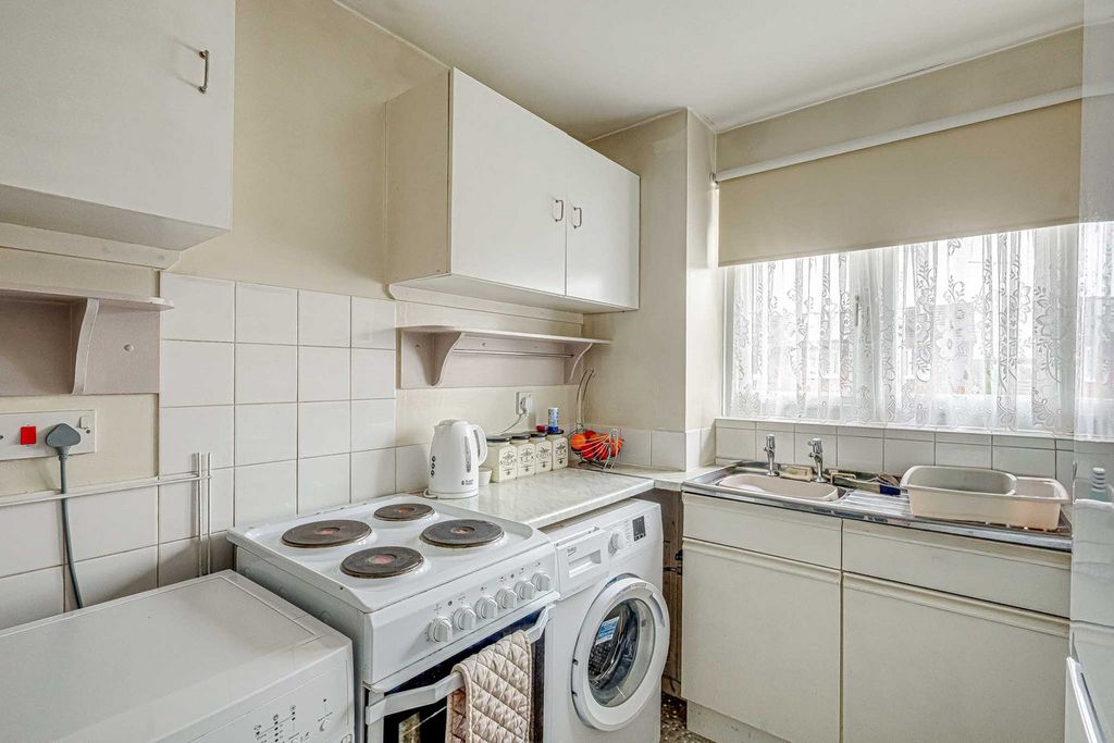 Additional image 3 of 1 bed flat for saleSandon Close, Rochford SS4