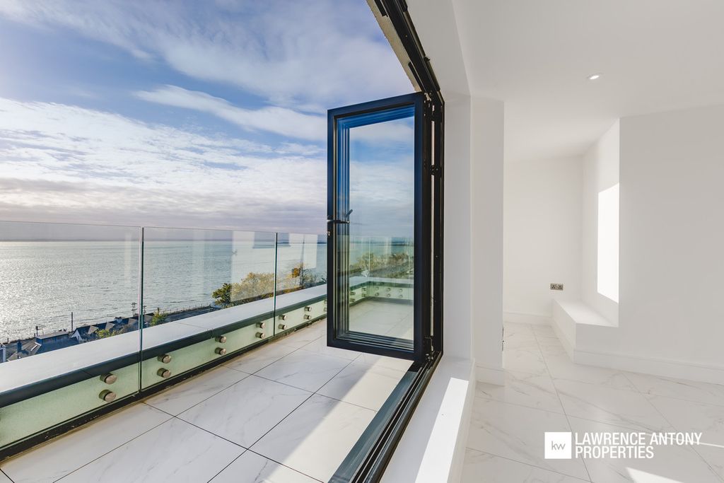 Additional image 15 of 2 bed penthouse for saleGrand Parade, Leigh-On-Sea SS9