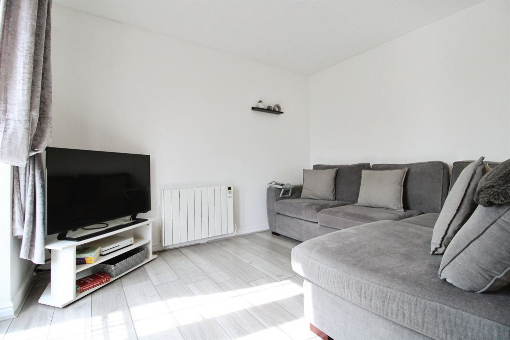 2 bed flat for saleLlwyn David, Barry CF62 photo 4
