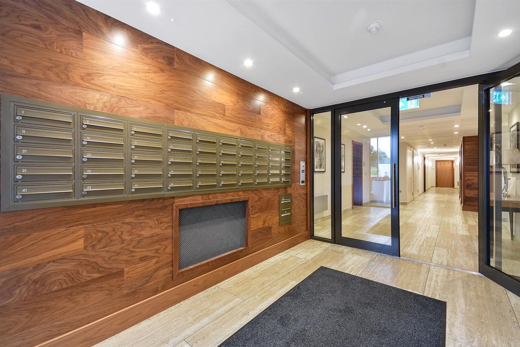 Additional image 12 of 2 bed flat for saleStation Road, Gerrards Cross SL9