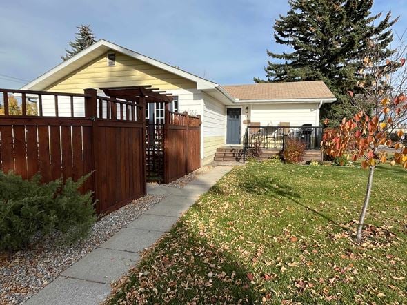 75 Grafton Crescent SW, Calgary, AB, T3E 4X2