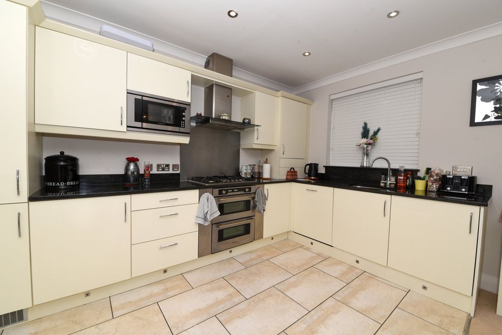 Additional image 13 of 3 bed flat for saleMonks Lane, Newbury RG14