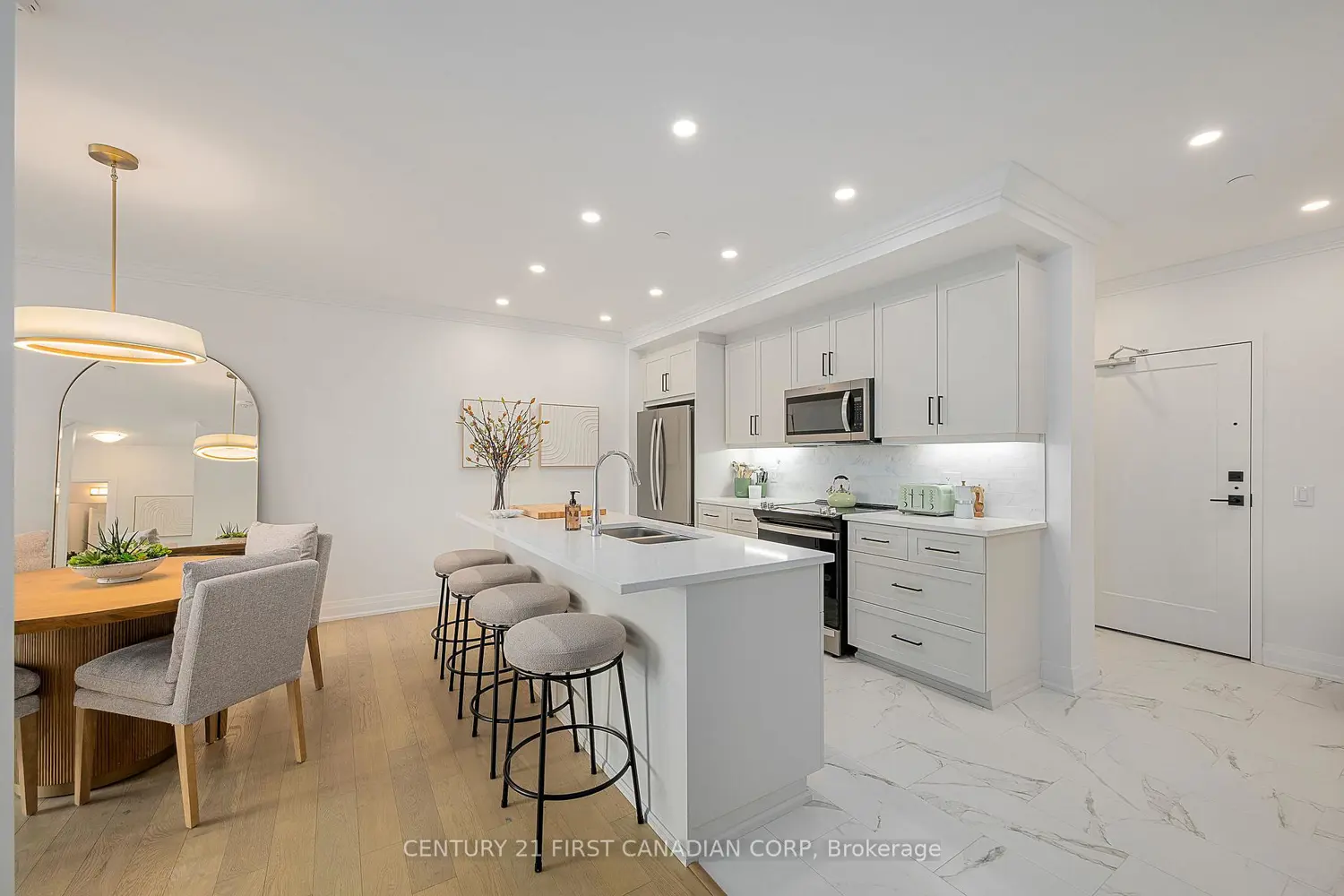 1560 Upper West Avenue 308 photo 2