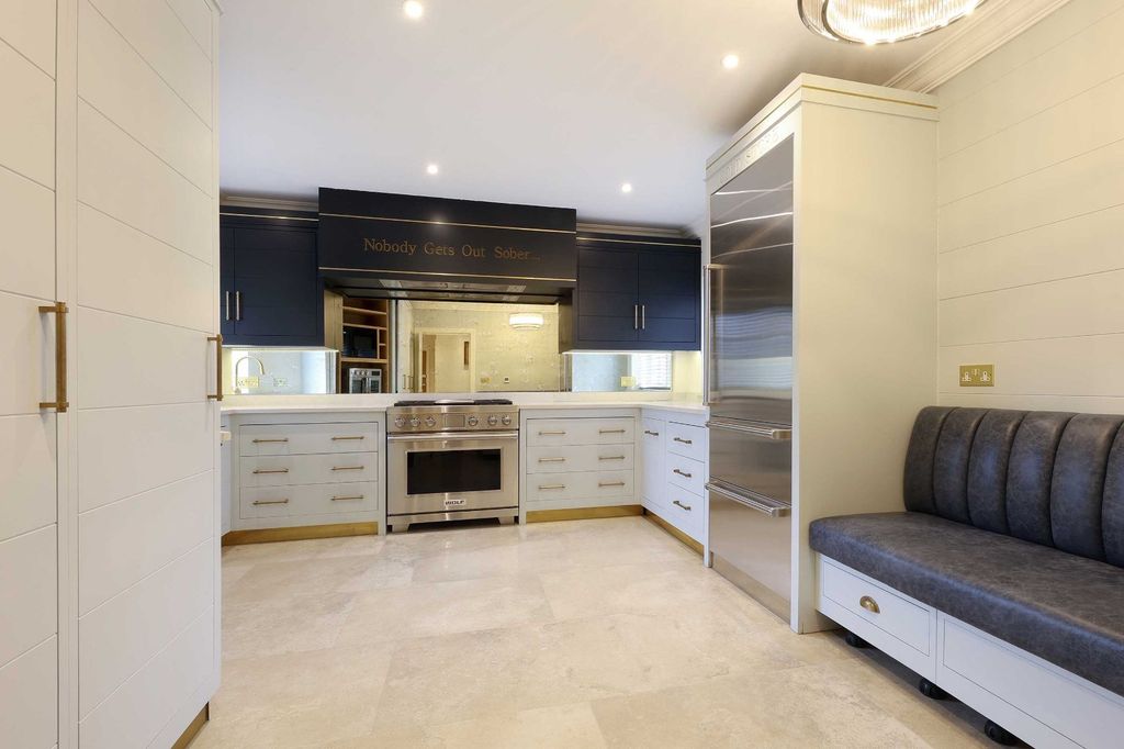 2 bed flat for saleStation Road, Beaconsfield, Buckinghamshire HP9 photo 2