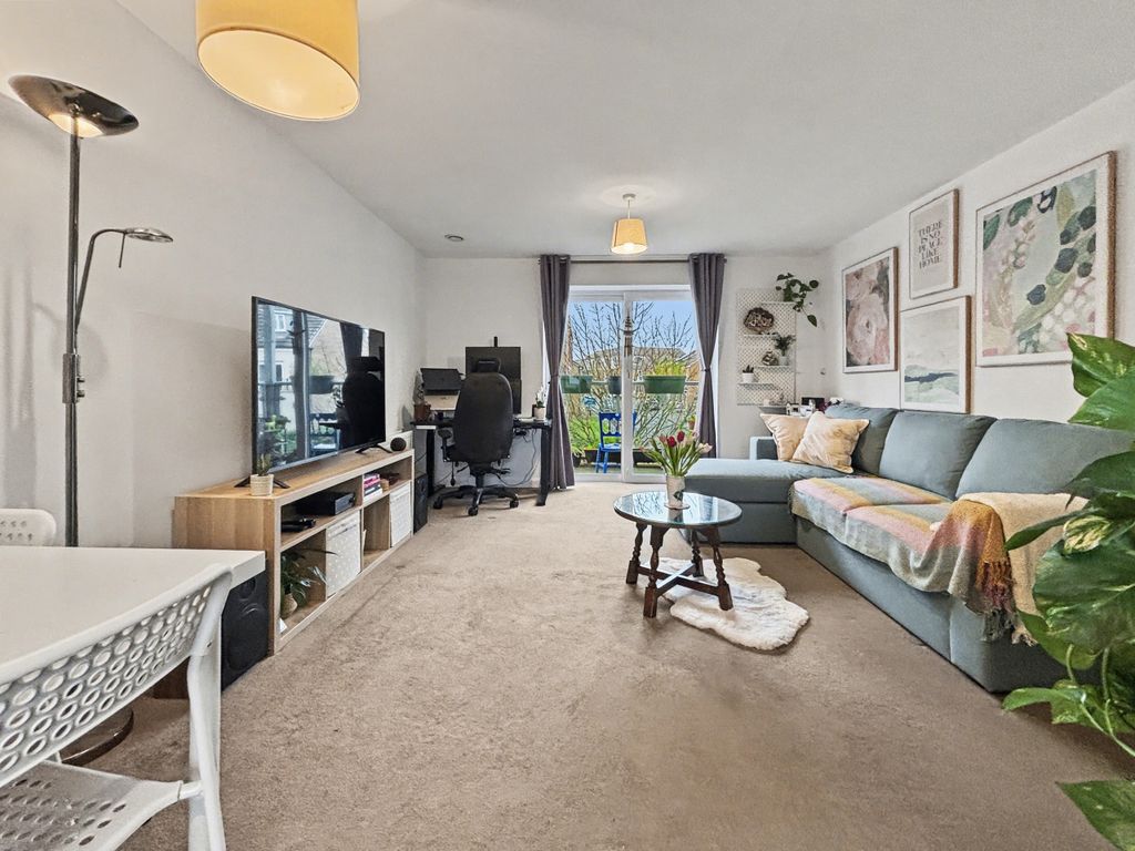 2 bed flat for saleEighteen Acre Drive, Patchway, Bristol, Gloucestershire, 5As, Gb BS34 photo 2