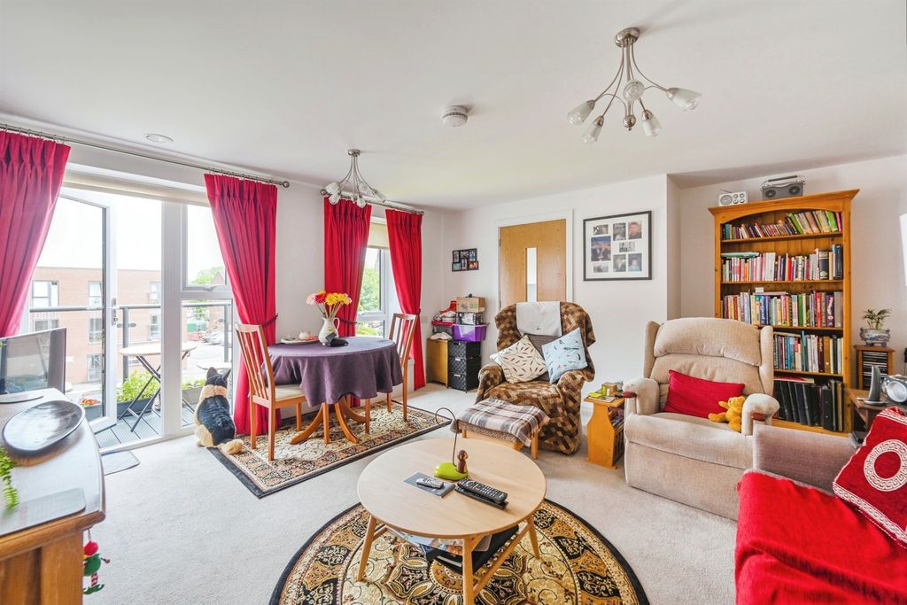2 bed flat for saleRotten Row, Lichfield WS13 photo 2