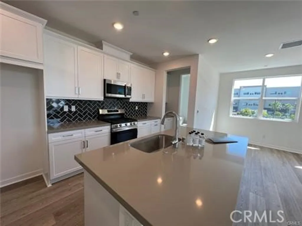 Additional image 4 of 947 N Divino Privado Unit 10, Ontario, CA 91764