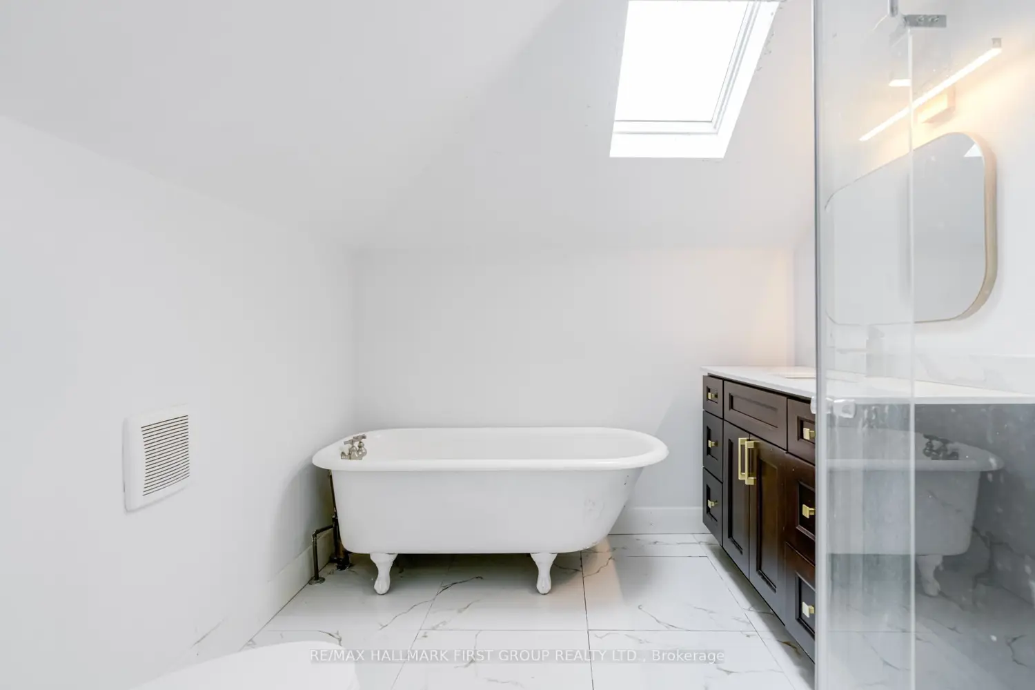 Additional image 17 of 512 Simcoe Street