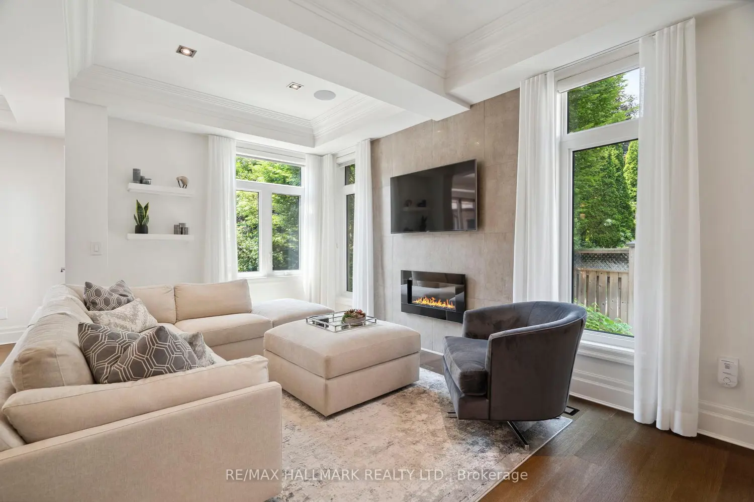 2092 Pinevalley Crescent photo 2