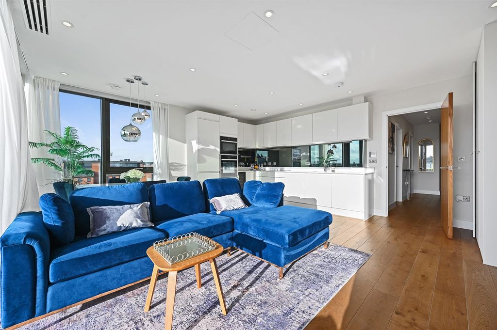 Additional image 5 of 2 bed flat for saleStation Road, Gerrards Cross SL9