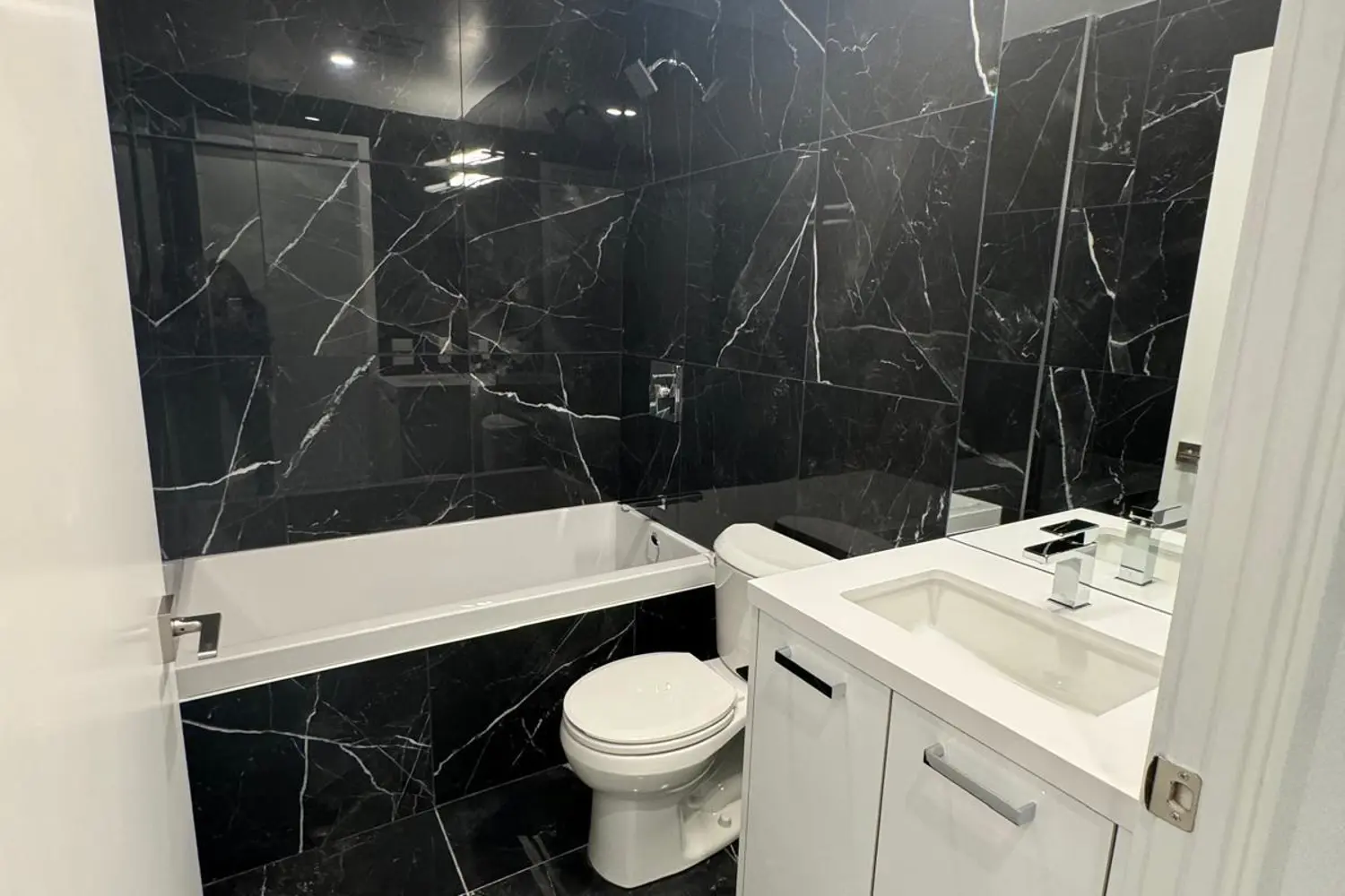 Additional image 9 of 195 Mccaul Street 411