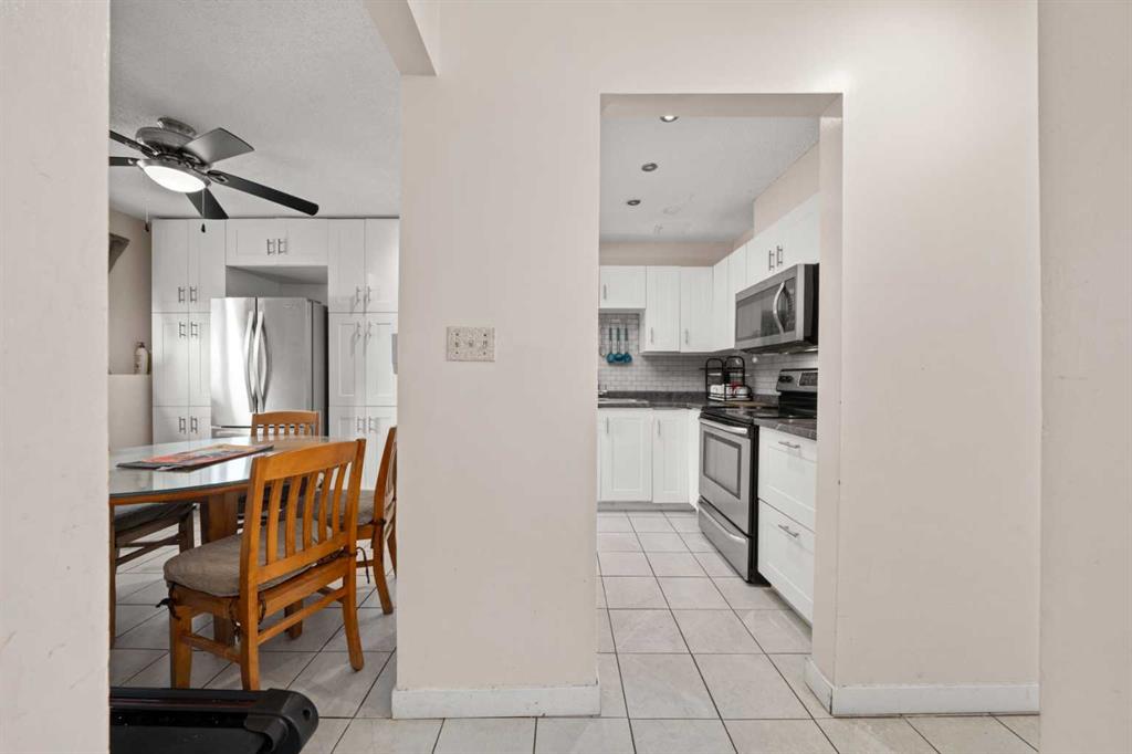 Additional image 4 of 124 Berkley Way NW, Calgary, AB, T3K 1B6
