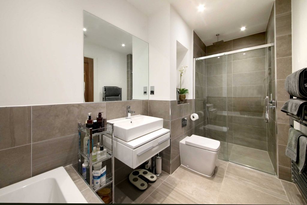 Additional image 14 of 4 bed flat for salePenn Road, Beaconsfield, Buckinghamshire HP9