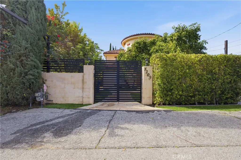 5209 Avenida Oriente Street, Tarzana, CA 91356