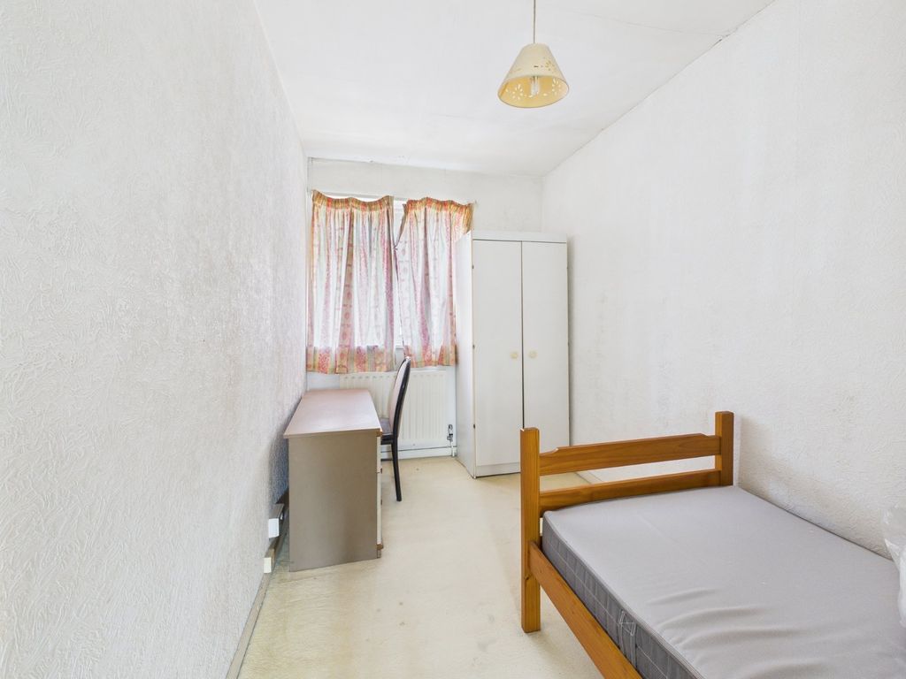 Additional image 8 of 3 bed flat for salePackhorse Road, Gerrards Cross, Buckinghamshire SL9