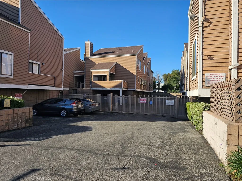 15125 Nordhoff St, North Hills, CA 91343