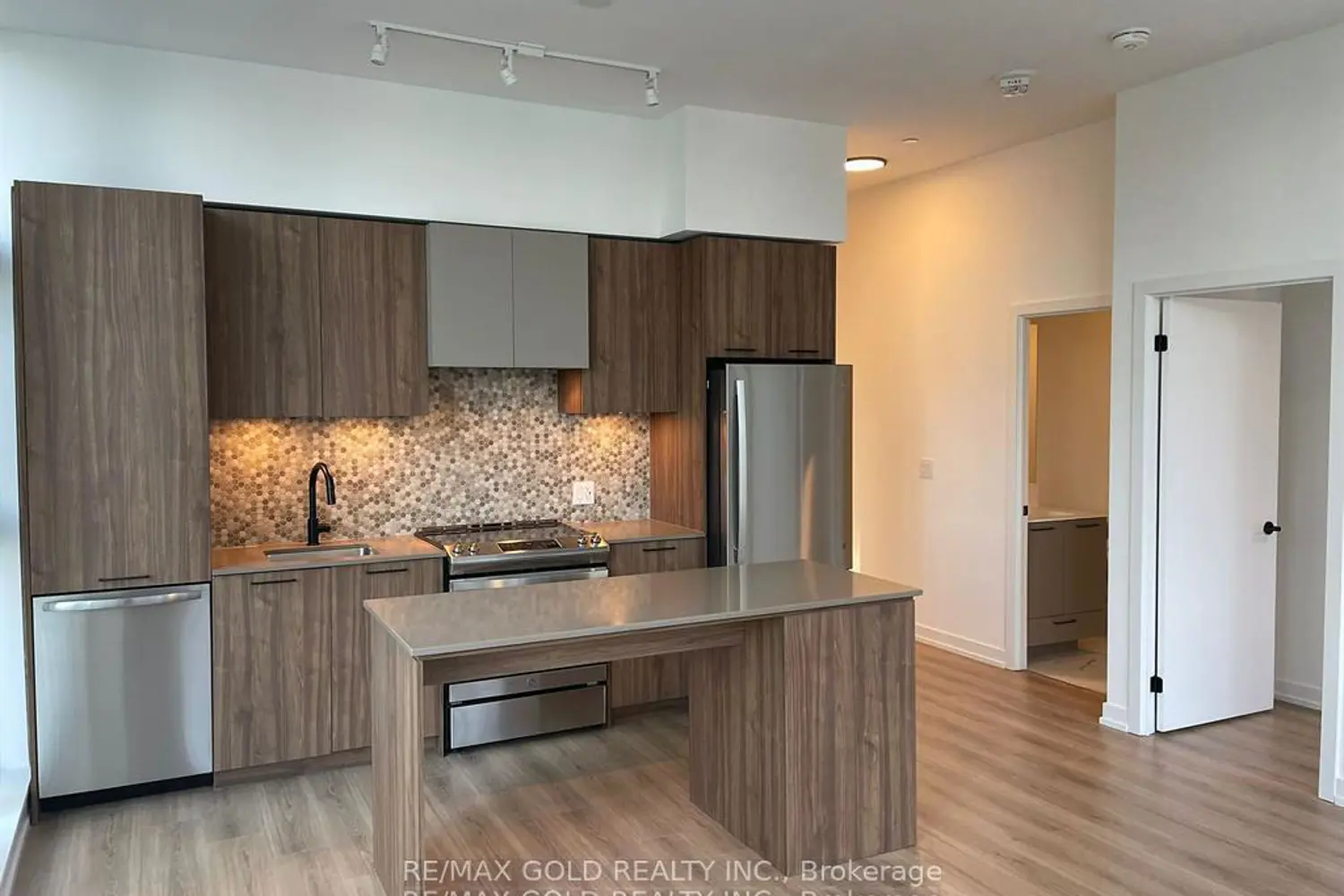 Additional image 17 of 10 Lagerfeld Drive 104