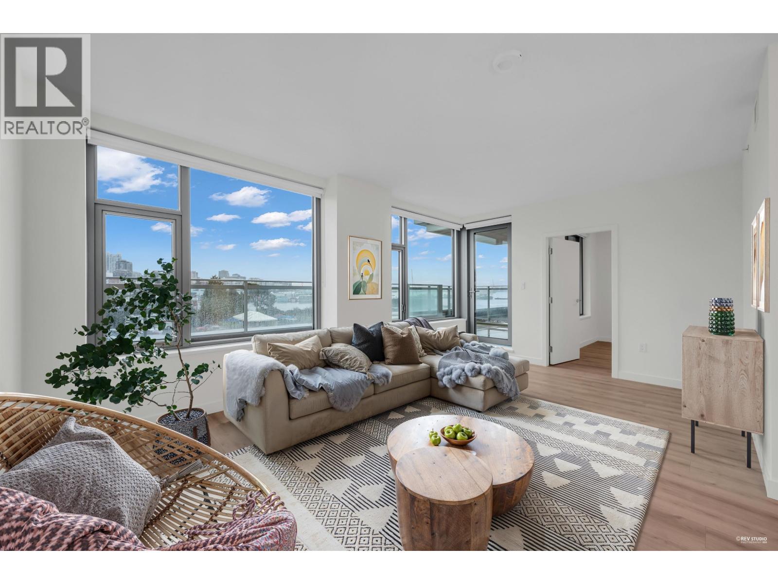 320 755 HARBOURSIDE DRIVE