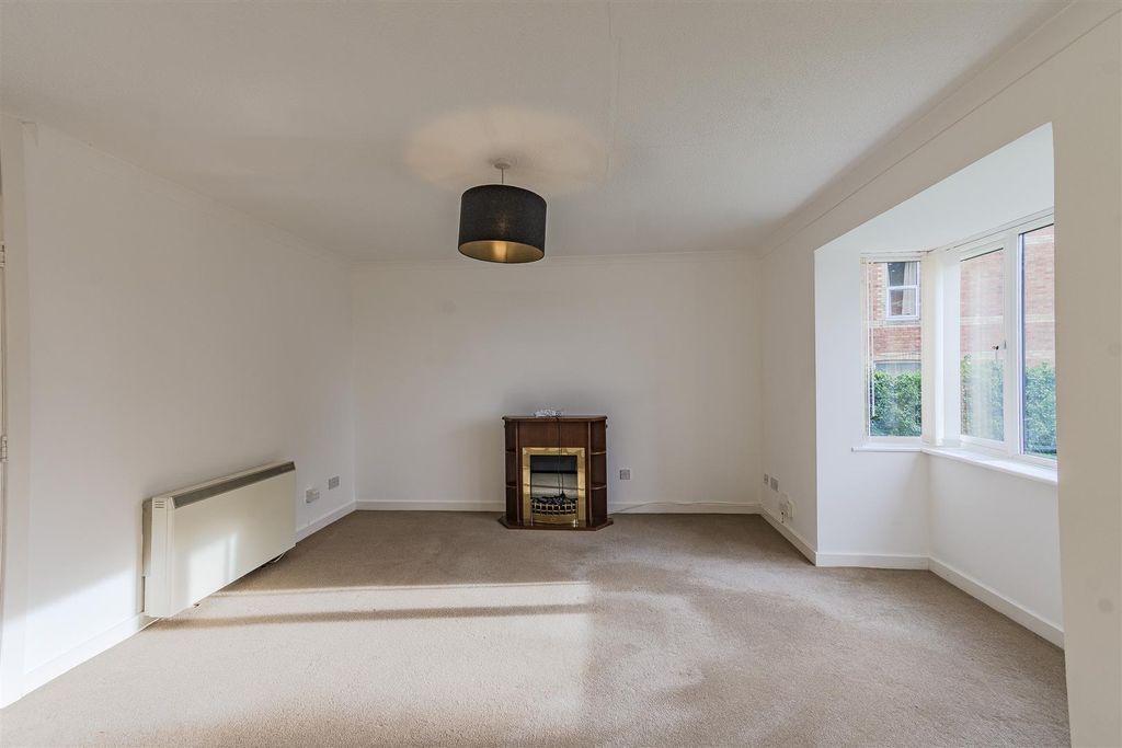 2 bed flat for salePark Road, Barry CF62 photo 3