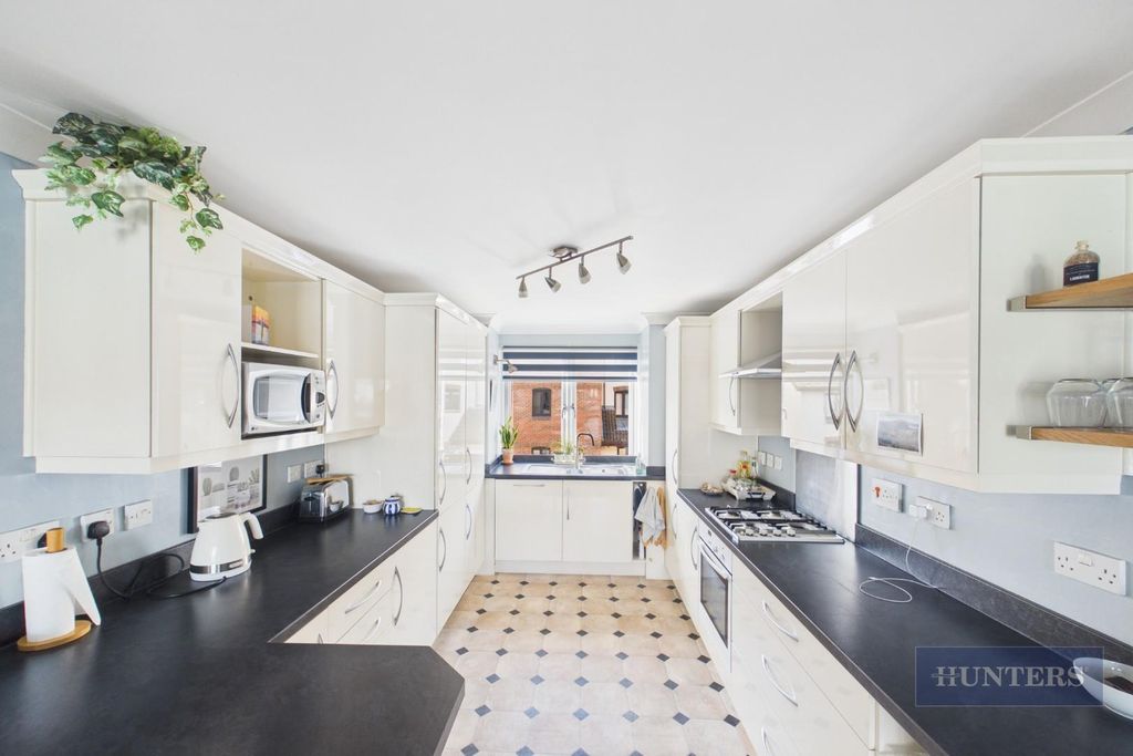 Additional image 17 of 2 bed flat for saleMoorhead Court, Ocean Village SO14