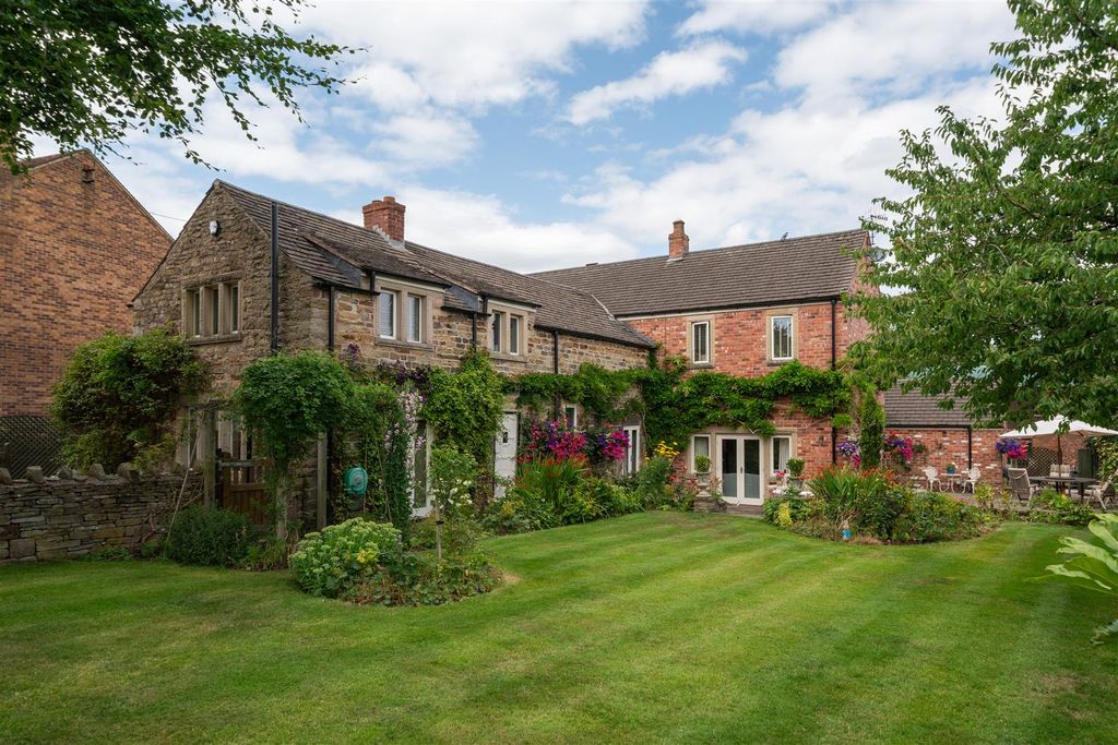 5 bed detached house for saleYew Tree Farm, Walton Back Lane, Walton, Chesterfield S42 photo 5