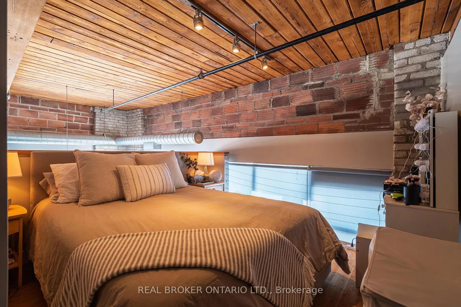 Additional image 18 of 2154 Dundas Street Ph3