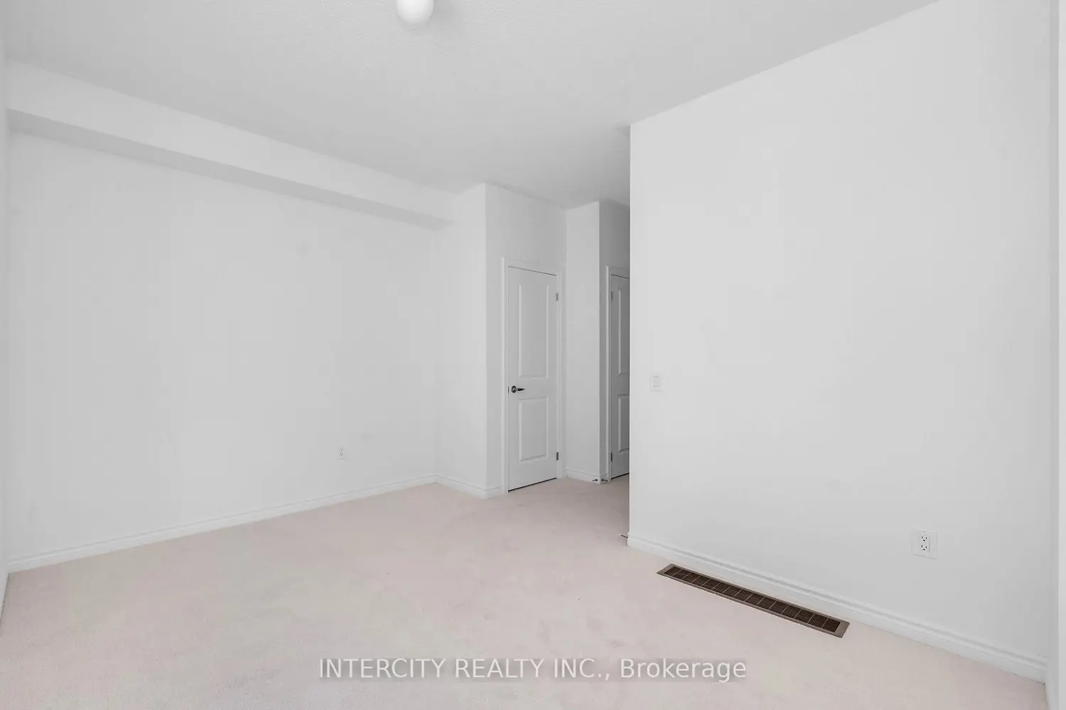 8 Radisson Street photo 3
