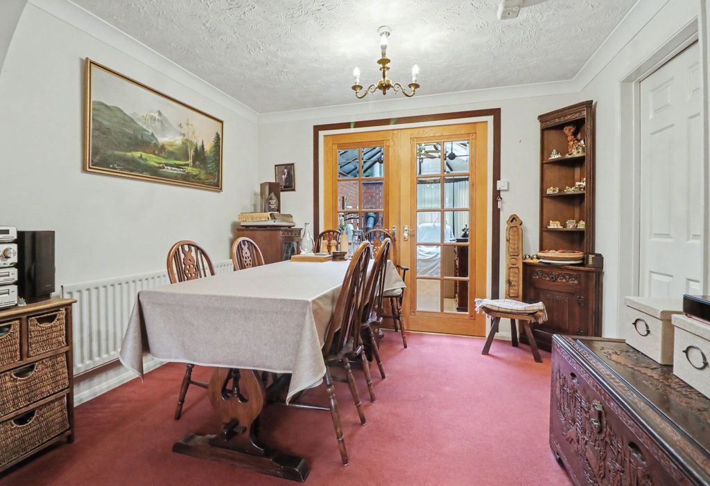 4 bed detached house for saleGresley Gardens, Hedge End SO30 photo 4
