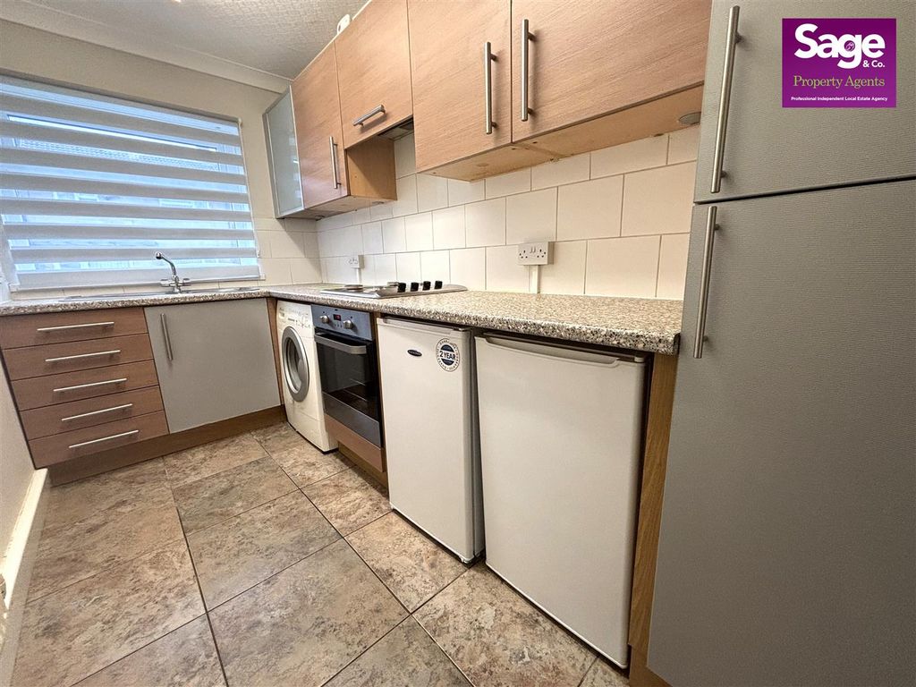 2 bed flat for saleCaernarvon Crescent, Llanyravon NP44 photo 2