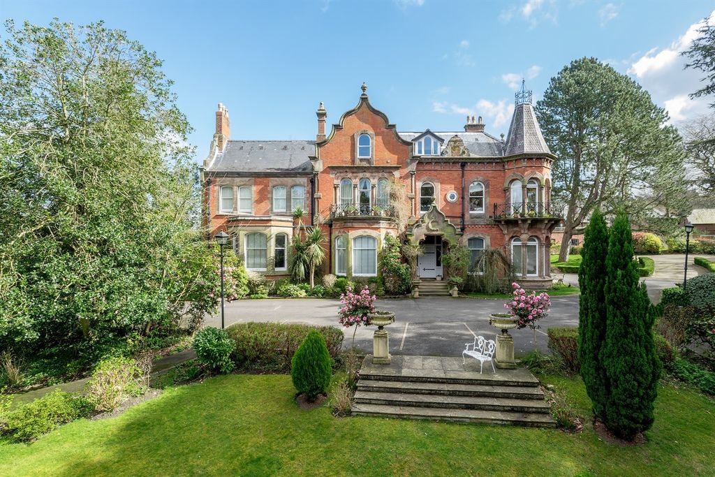 3 bed flat for saleOakwood House, Beechfield Road, Alderley Edge SK9