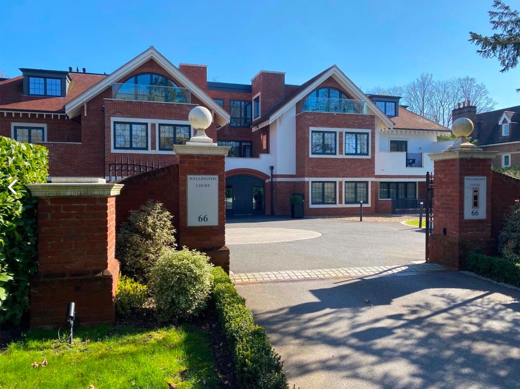 3 bed flat for saleWellington Court, 66 - 68 Penn Road, Beaconsfield HP9