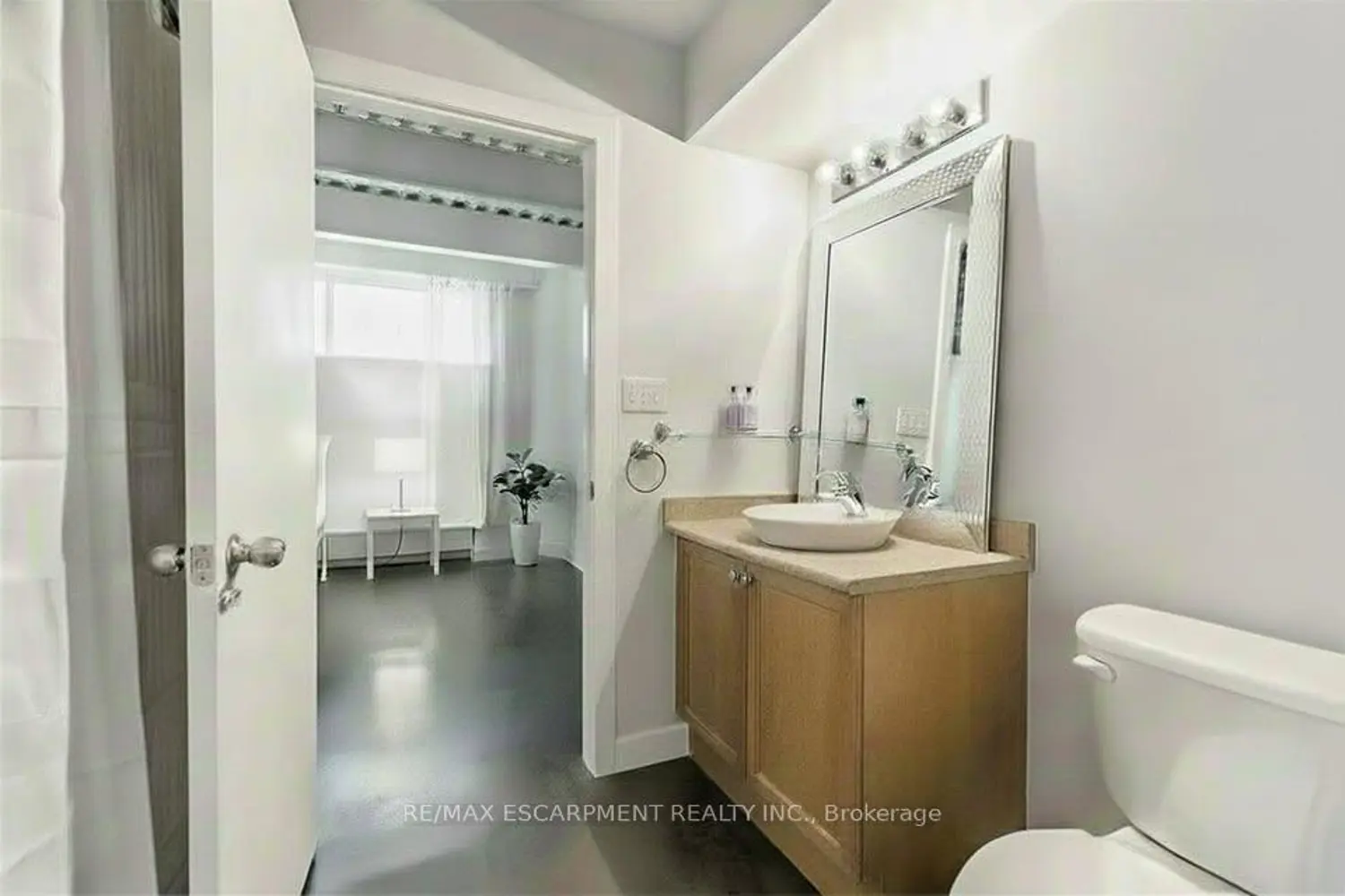 Additional image 20 of 66 Bay Street #106