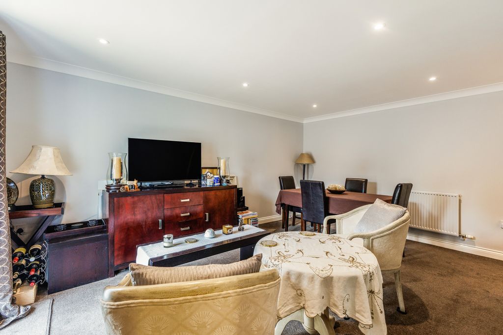 Additional image 4 of 2 bed flat for saleMeadowview, Hungerford RG17