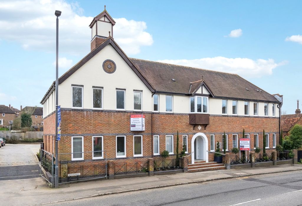 2 bed flat for saleMandeville Place, The Broadway, Old Amersham HP7