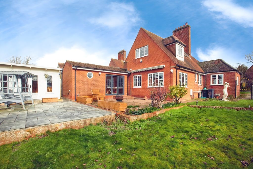 4 bed link detached house for saleHolders Road, Amesbury, Salisbury SP4