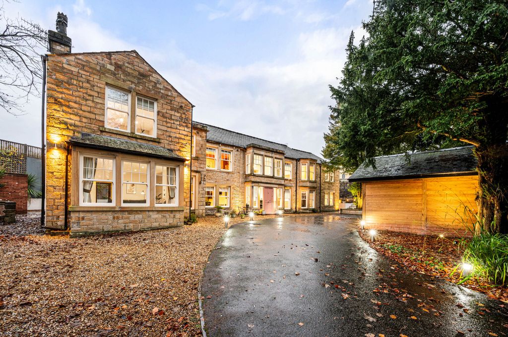 6 bed detached house for saleHawkshead Fold, Glossop SK13