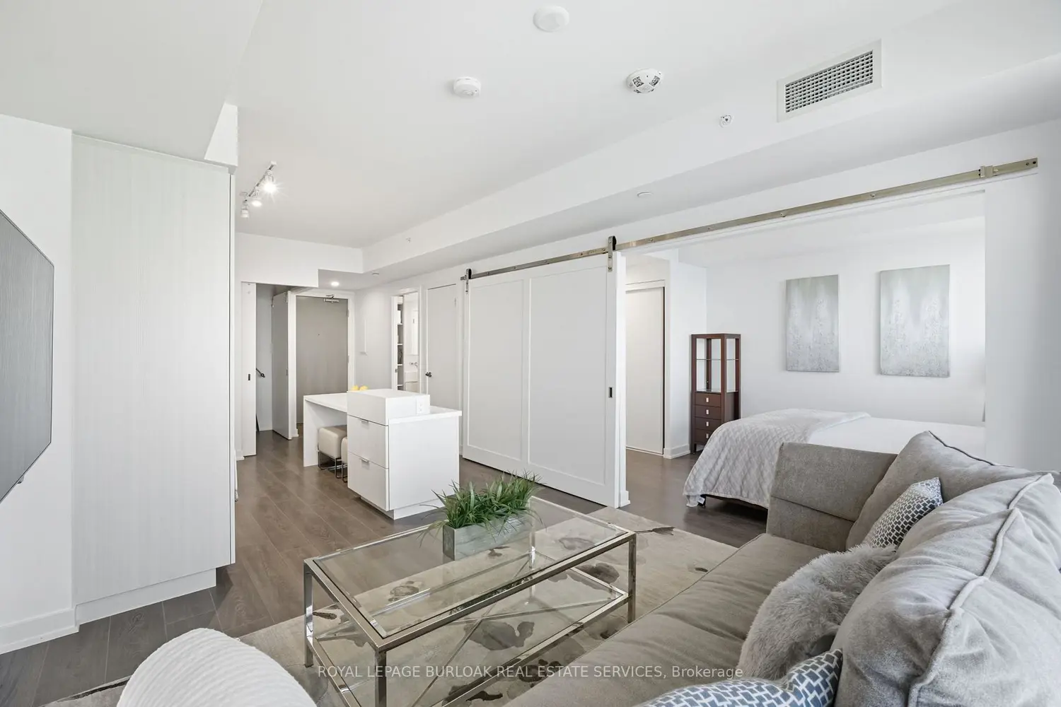 370 Martha Street 1805 photo 4