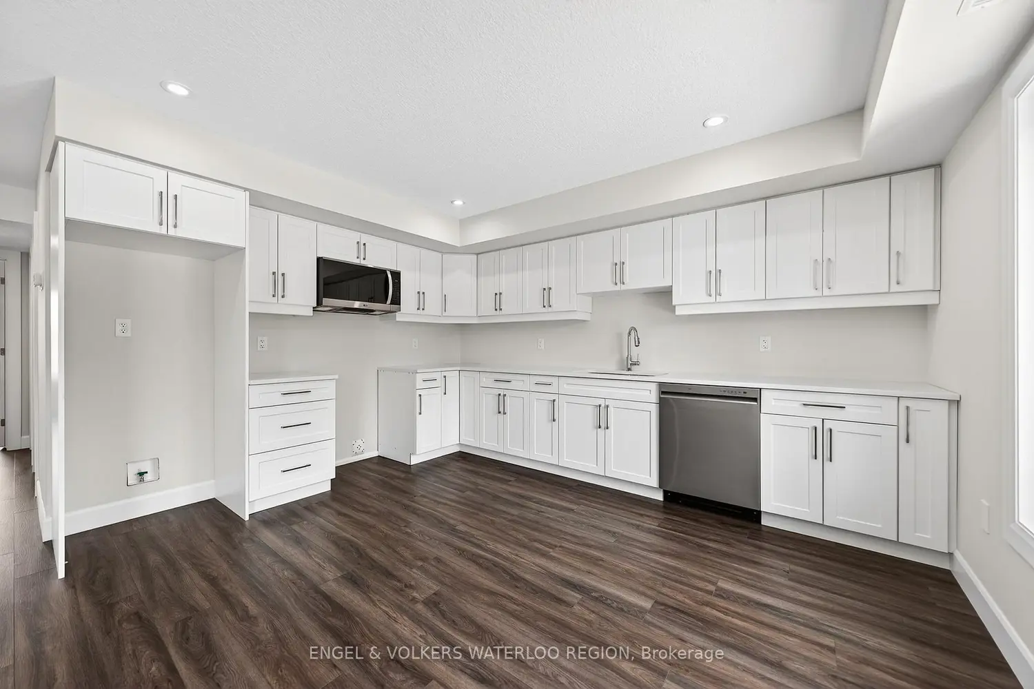 Additional image 11 of 3202 Vivian Line 48