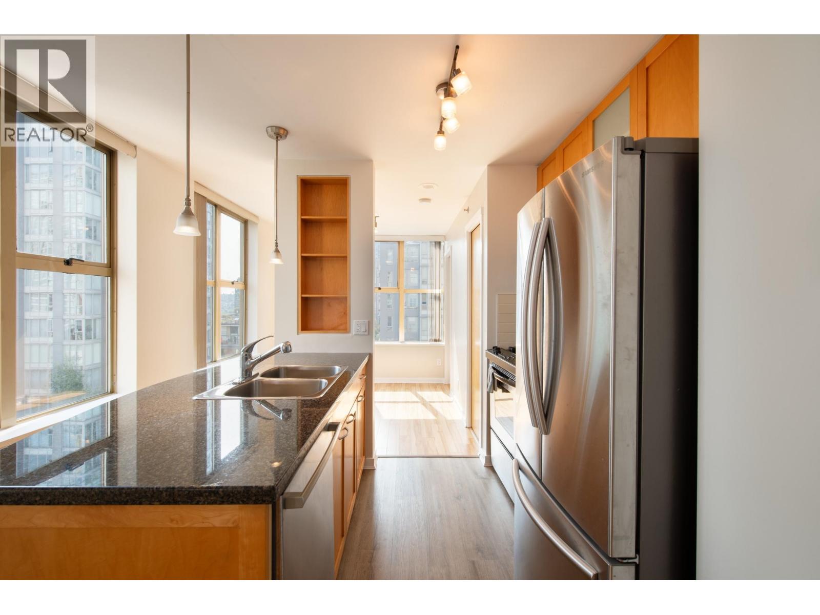 1007 989 RICHARDS STREET