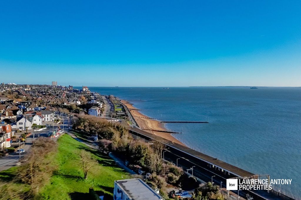 Additional image 3 of 2 bed penthouse for saleGrand Parade, Leigh-On-Sea SS9