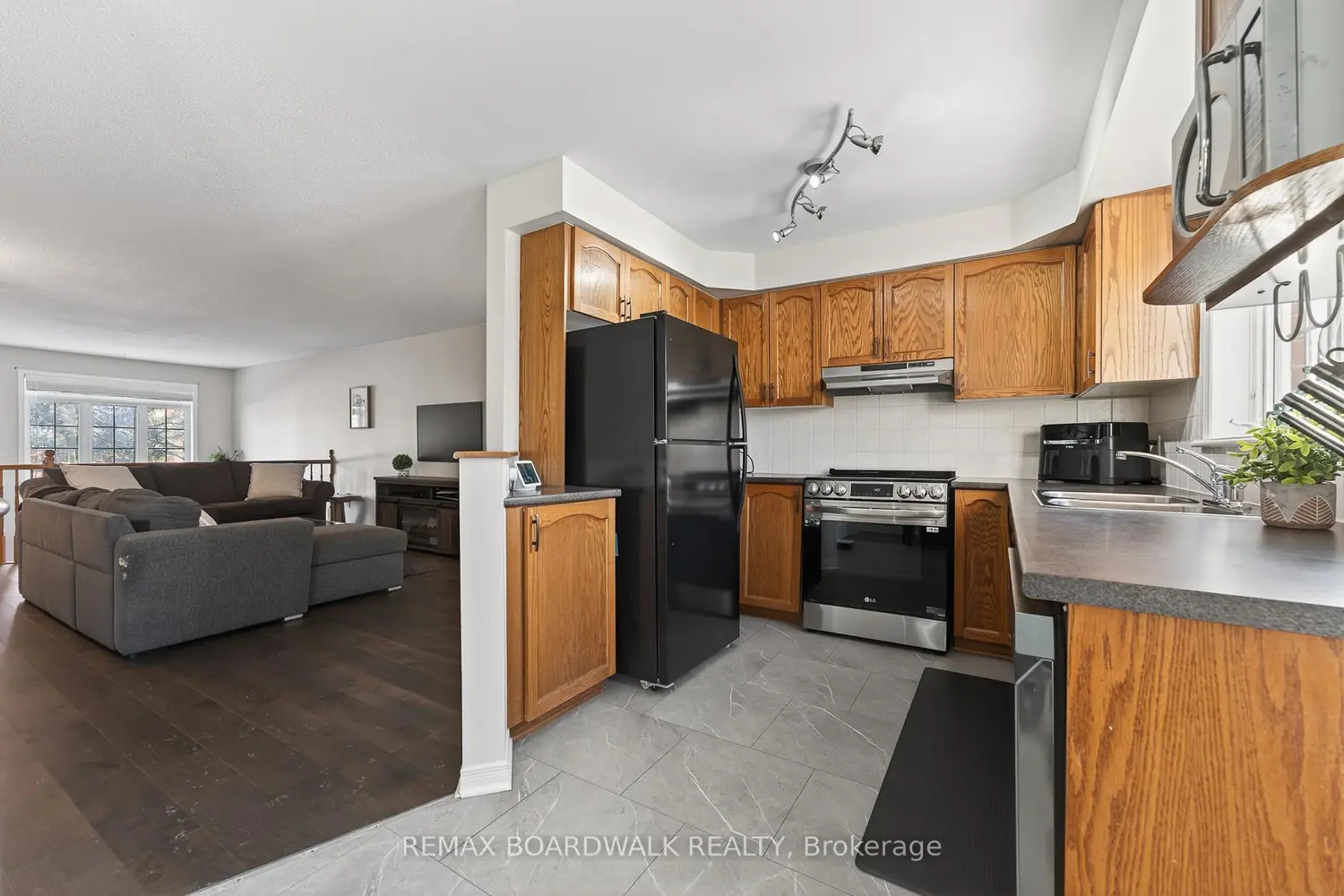 70 Edenvale Drive 165 photo 4