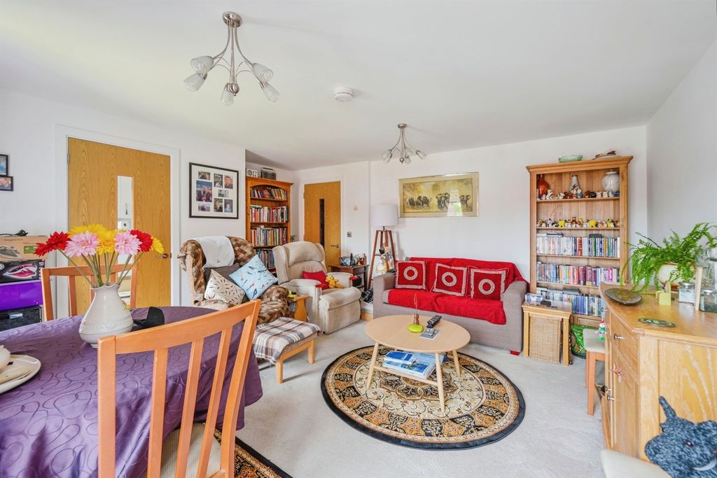2 bed flat for saleRotten Row, Lichfield WS13 photo 4