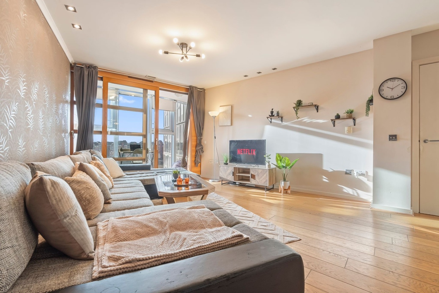 1 Bed Flat, Falcon Wharf, SW11, N1 7GU