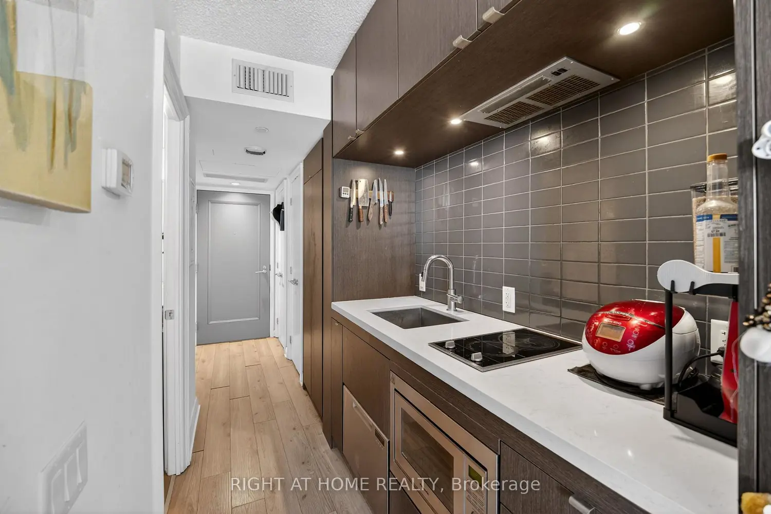 Additional image 15 of 155 Yorkville Avenue 2512