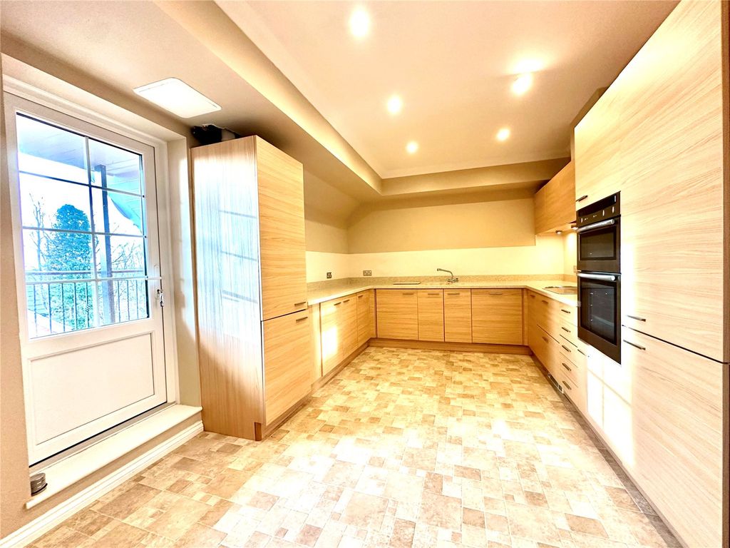 2 bed flat for saleWestlecot House, Westlecot Road, Swindon SN1 photo 4