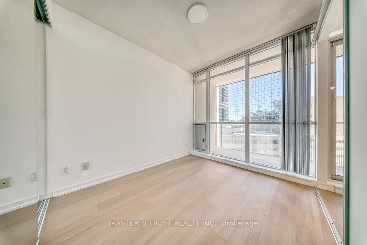 Additional image 11 of 770 Bay Street 1002