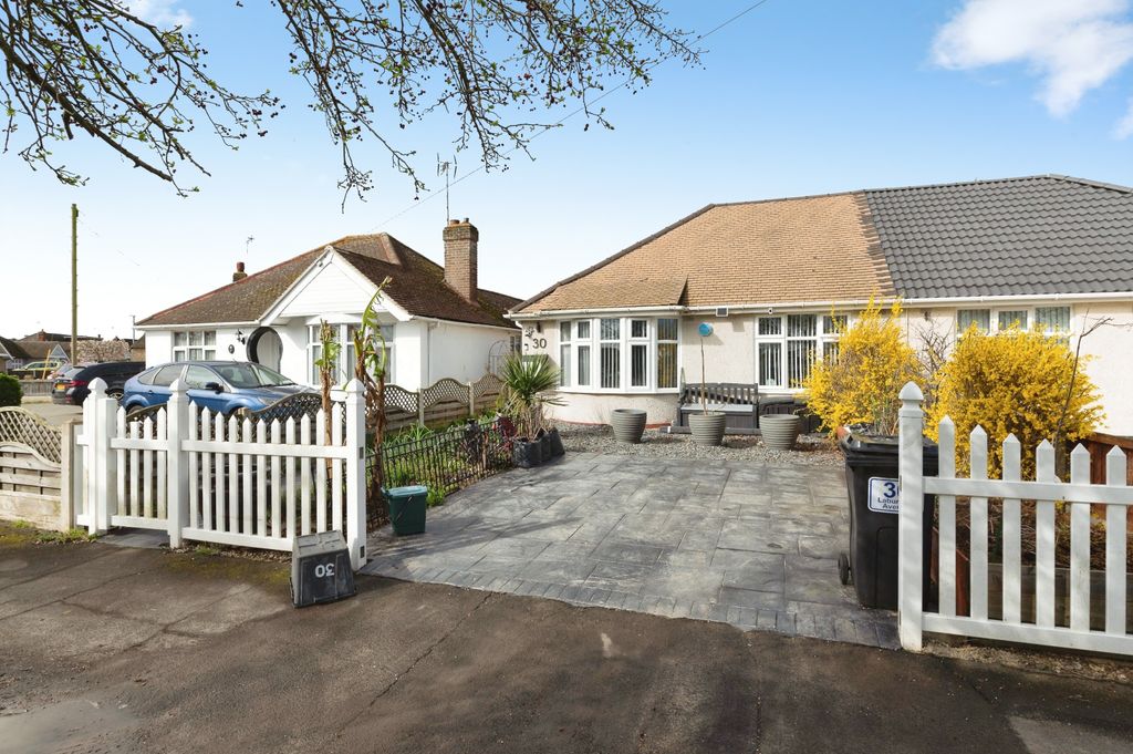 2 bed bungalow for saleLaburnum Avenue, Wickford SS12