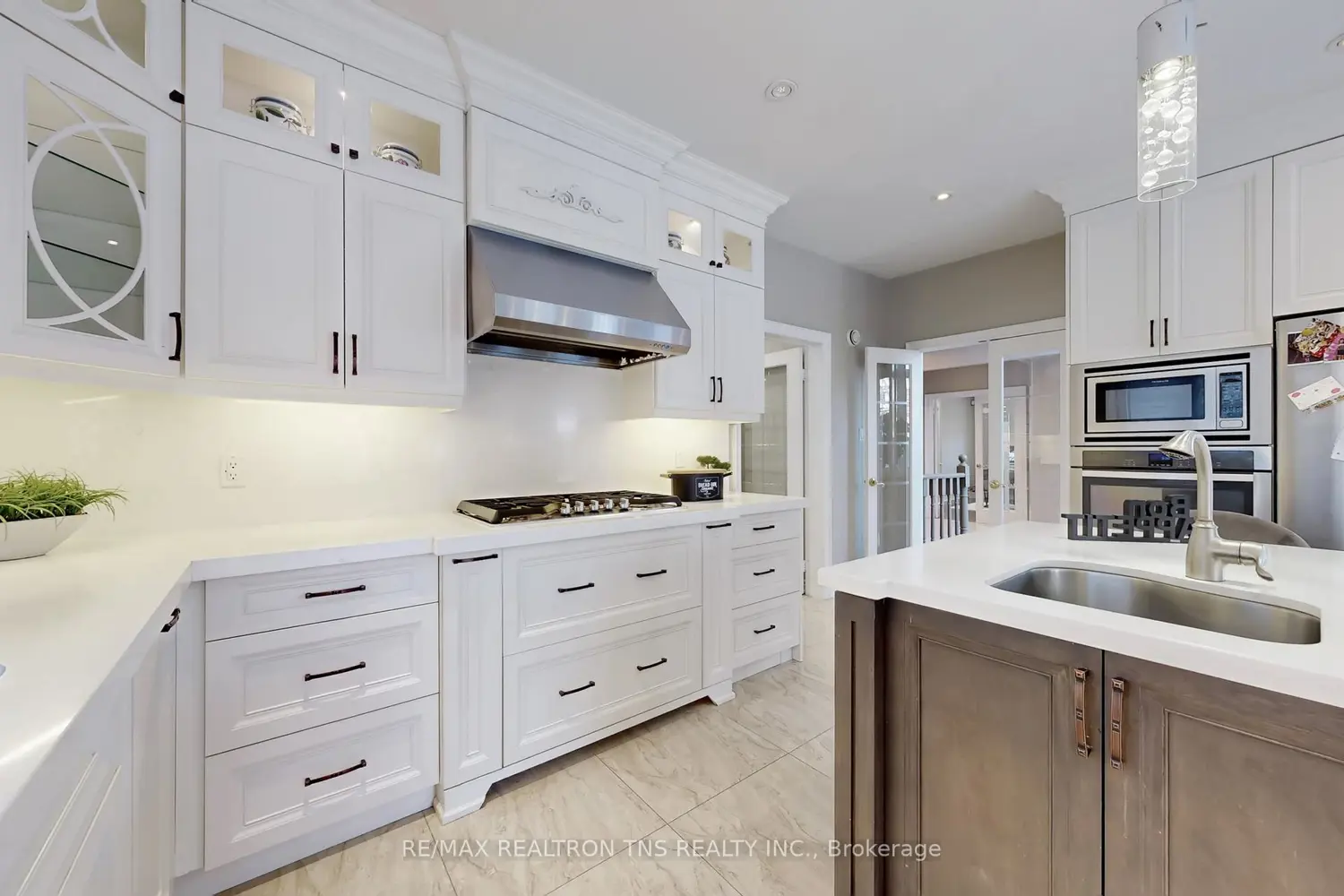 11 Delevan Court photo 4